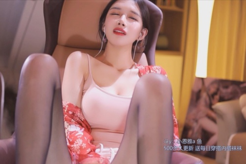 团团小团子服装图片，直播画面中的温暖陪伴与音乐创作背后的故事
